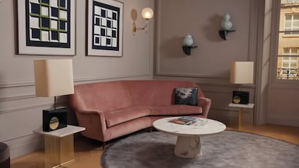 De délicates nuances de poudre et de gris définissent la palette de couleurs du bureau.