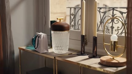Au lieu de classeurs ou de papiers, les consoles sont ornées de chandeliers et de lampes. 