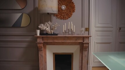Les éléments décoratifs et les rideaux soigneusement disposés donnent l’impression d’un salon. 