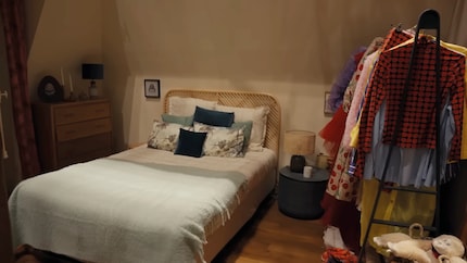 Sur l’abat-jour ou la tête de lit, le tressage fait mouche.