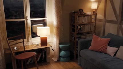 Les accessoires en métal comme le tabouret Piccolo contrastent avec le bois.