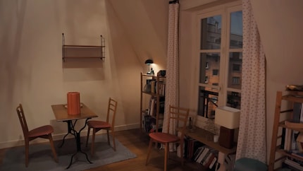 La décoration intérieure de l’appartement d’Emily est très boisée, ce qui lui donne un aspect chaleureux.