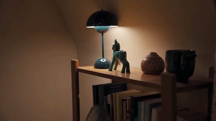 Les lampes turquoise ou les coussins décoratifs apportent une touche de couleur.