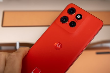 The Edge 50 Neo stands out from other smartphones in its class with its telephoto camera.