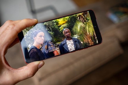 The POLED display is razor-sharp, bright and generally nice to look at.