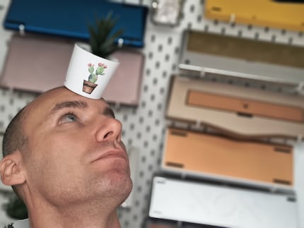 The Edge 50 Neo doesn't know why the cactus on the forehead is blurred.