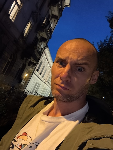 The quality of the front camera decreases in difficult lighting conditions, but is still usable.