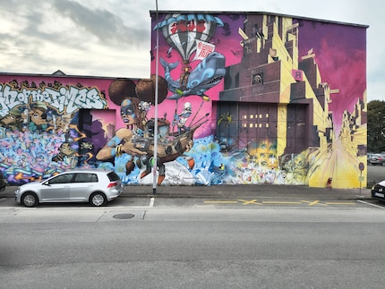 The colours of the graffiti are as bright as in real life and not overdrawn. The clouds in the sky are easy to distinguish.