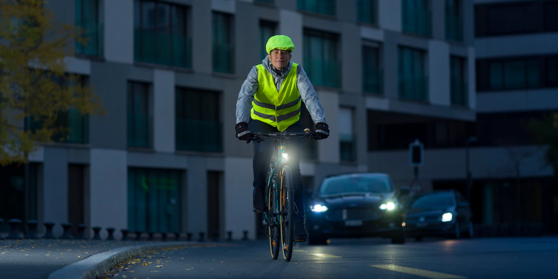 Diese Velofahrerin ist dank Reflektoren gut sichtbar.