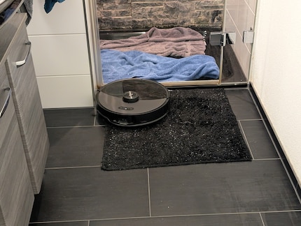 Das Bad wird gesaugt und gewischt, der Badteppich nur gewischt.