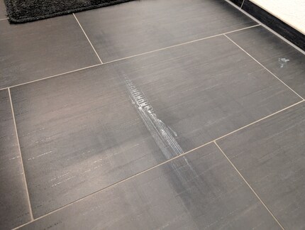 Links das verschmierte frische Joghurt, rechts der eingetrocknete Fleck.