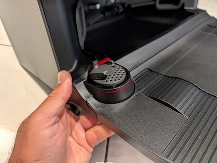 Diese kleine Reinigungsstation putzt den Mini-Mopp.