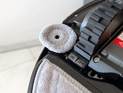 Der Mini-Mopp wird angefeuchtet und putzt den Rand.