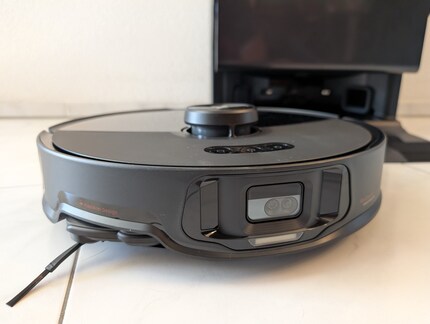 Der Turm mit den Sensoren ist beim Roborock recht hoch.