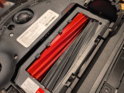 Nach mehreren Wochen Gebrauch hat sich gerade mal ein einziges langes Haar etwas verfangen (unten an der schwarzen Walze, kaum sichtbar).