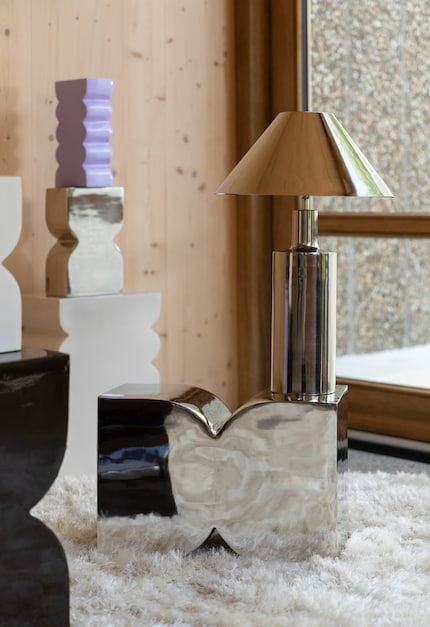 Ici, les designs réfléchissants et froids sont réchauffés par des peaux et des meubles en bois.