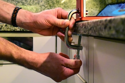 With the fastening clamp, the machine won't move from the spot.