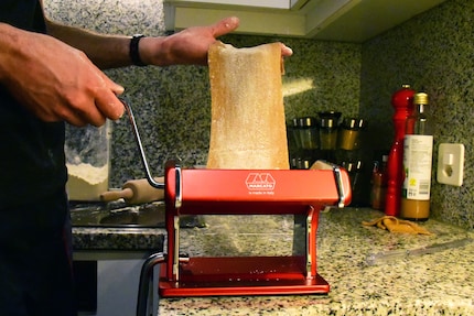 From level 1 to 5, the dough is rolled through once each time, making it thinner and thinner.
