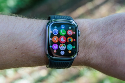 The pre-installed apps focus on fitness and health.