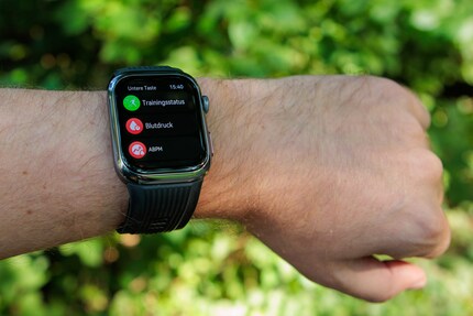 The lower button on the side is freely programmable and can, for example, directly start the individual blood pressure measurement or the 24-hour variant.