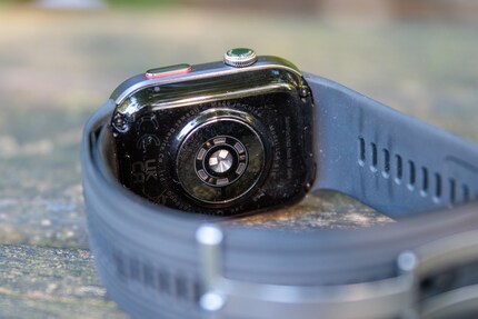 The sensors on the inside of the Watch D2.