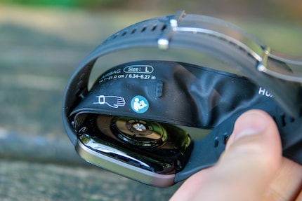 The air cushion can be partially detached from the wristband.