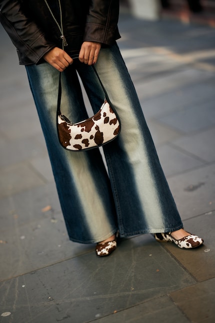 Gli accessori in cavallino mucca danno un taglio ai look monotoni.