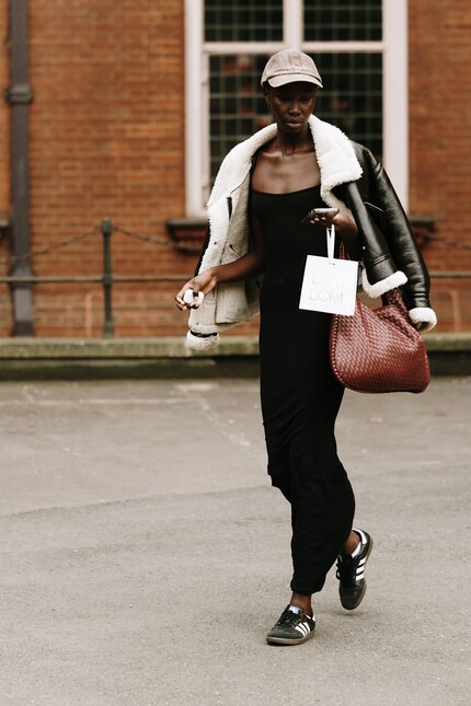 Un ruolo da protagonista in questo outfit monodimensionale.