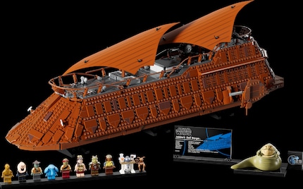 Segelbarke und Minifiguren auf einen Blick.
