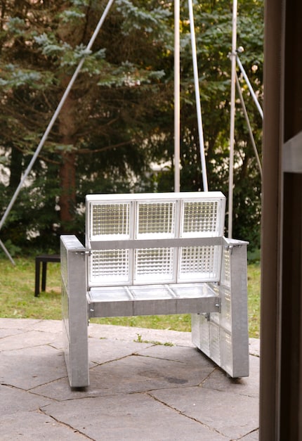 Das architektonische Outdoor-Design, der «GBSS»-Sessel von Simon J. Frank ist das Ergebnis einer zweijährigen Beschäftigung mit der faszinierenden Welt der durchscheinenden Glasbausteine und der Architektur des 20. Jahrhunderts.