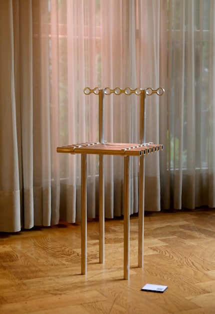 Das modulare System von Raphael Kadid besteht vor allem aus Aluminiumprofilen. Es ermöglicht eine einfache Montage der Profile in verschiedenen Konfigurationen wie Regalen, Garderoben, Leitern oder Stühlen.