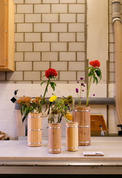 Die «Stave»-Vasen von Aleksandra Maria Szewc entstehen aus alten Holzeimern, die einst zur Aufbewahrung von Wasser dienten.