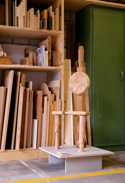 Aus wiederverwendeten Tischbeinen hergestellt: «The Chair With Table Legs» von Valentin Dubois.