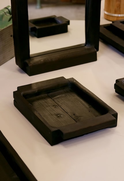 Die Objekte aus der «The Urban Woodland»-Kolletion von Georg Foster und Leonard Kraettli werden aus alten Holzlatten von Schweizer Dachböden oder Kellern mithilfe des alten japanischen Handwerks Yakisugi neu interpretiert.