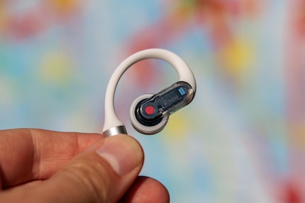 There’s a red dot on the right-hand earbud. The left one is marked with a white dot.