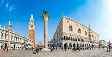 Piazza San Marco con Campanile e Palazzo Ducale | Il leone si trova su una delle due colonne della sezione del terrapieno di Piazza San Marco, nota come Piazzetta San Marco. Il leone alato, che compare anche nello stemma della città, rappresenta San Marco Evangelista. La statua sulla seconda colonna rappresenta Teodoro, il secondo santo patrono della città.