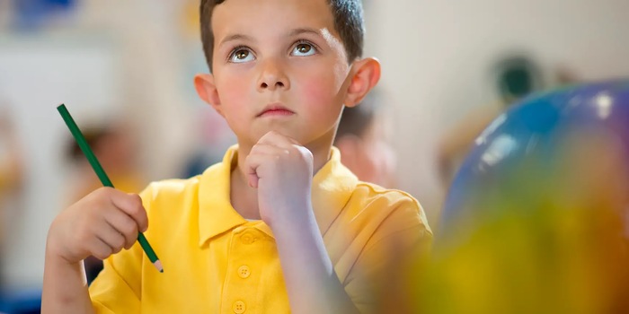 © sturti / Getty Images / iStock (detail) Why do we often look up when we think? Perhaps because a brain region that is important for gaze control is also involved in decision-making processes.