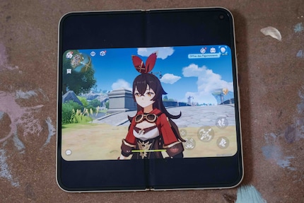 Unfortunately, Genshin Impact doesn’t get much bigger when the phone’s unfolded.