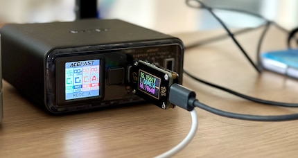 Leistungskontrolle mit dem Messgerät: Die Angaben auf dem Display sind korrekt.