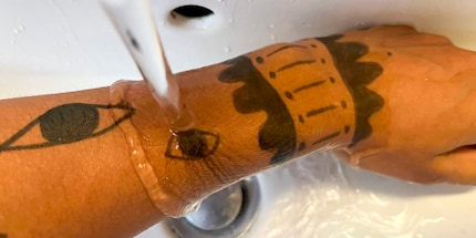 Das Wasser spült den grössten Teil der Farbe direkt weg. 