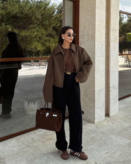 Différentes nuances de marron en combinaison avec le noir créent ici un look cohérent.