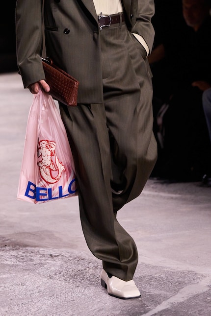 Chez Bottega Veneta, les chaussures s’accordent plutôt avec la chemise.