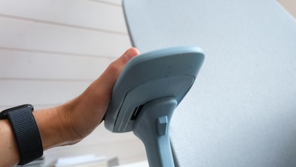 Le bouton sous les accoudoirs permet de régler la hauteur. Il suffit d’appuyer légèrement pour les déplacer vers le côté, vers l’avant ou vers l’arrière.