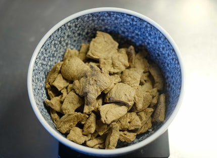 Avant d’être réhydraté, l’émincé ressemble à un tas de chips sèches.