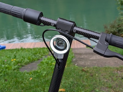 Il monopattino Niu ha un manubrio molto delicato, ma è comunque abbastanza stabile grazie alla sua struttura in carbonio.