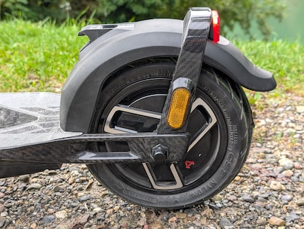 Le ruote da dieci pollici non hanno sospensioni, ma le brevi distanze su sentieri sterrati non sono comunque un problema.