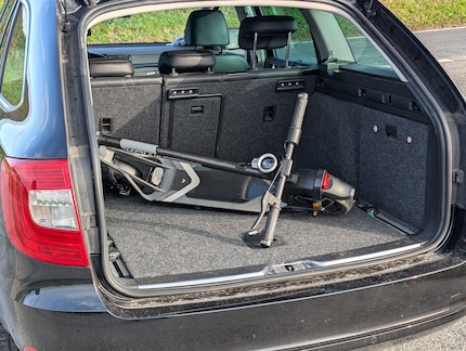 Il monopattino è facile da trasportare grazie al suo peso di soli dodici chilogrammi.