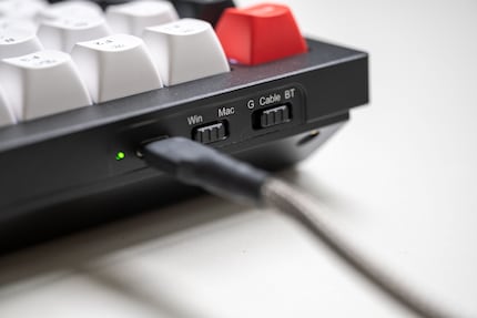 Au dos se trouvent les commutateurs et le port USB-C.