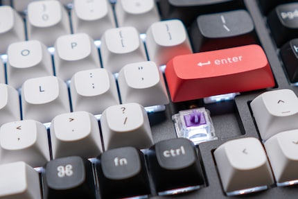 La LED sous le switch transparaît, c’est pourquoi elle n’est pas aussi lumineuse que sur les claviers gaming.