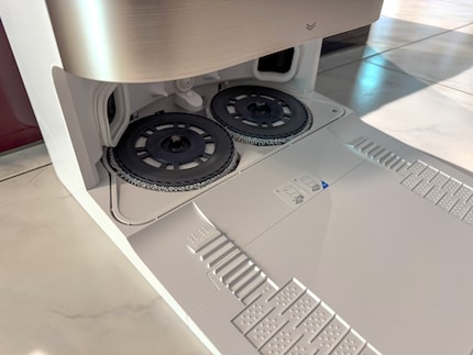 Braucht der Roboter die magnetisch befestigten Mopps nicht, legt er sie in der Station ab.